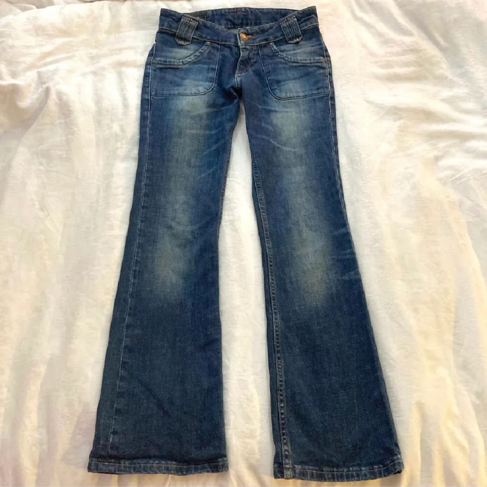 Lågmidjade jeans i storlek 28/31. Lite långa på mig som är 160 cm. . Jeans & Byxor.