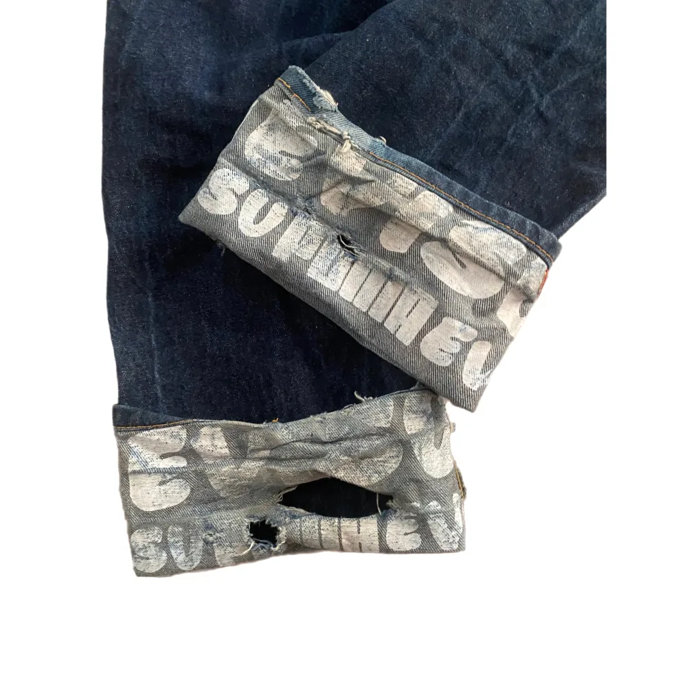 super feta jeans från evisu x puma, finns några defekter längst ner på byxorna (se bild 3). Vill du ha mer bilder så säg till 🤩. Jeans & Byxor.
