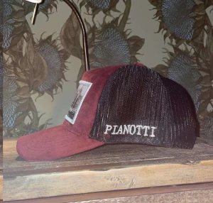 Pianotii keps - 9/10 jätte bra sick använd i en månad ny pris 800