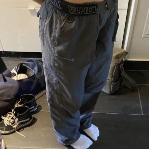 Nike byxor - Svin coola vindbyxor ish från nike s men rymliga så passar M