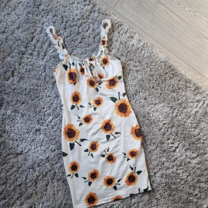 Klänning - Säljer denna fina klänning från shein💓 tycker mycket om den men är för kort för mig tyvär😪, aldrig använd🤗