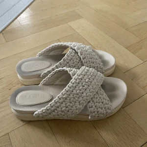 inuikii liknande tofflor  - Säljer ett par tofflor som jag köpt här på Plick som tyvärr var för små för mig, väldigt fint skick 