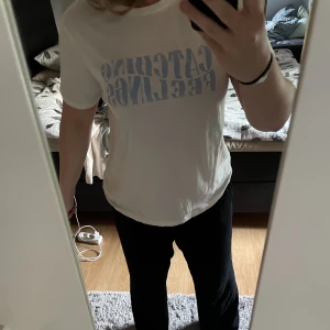 T-shirt  - Vit t-shirt med tryck, använd endast 2 gånger!