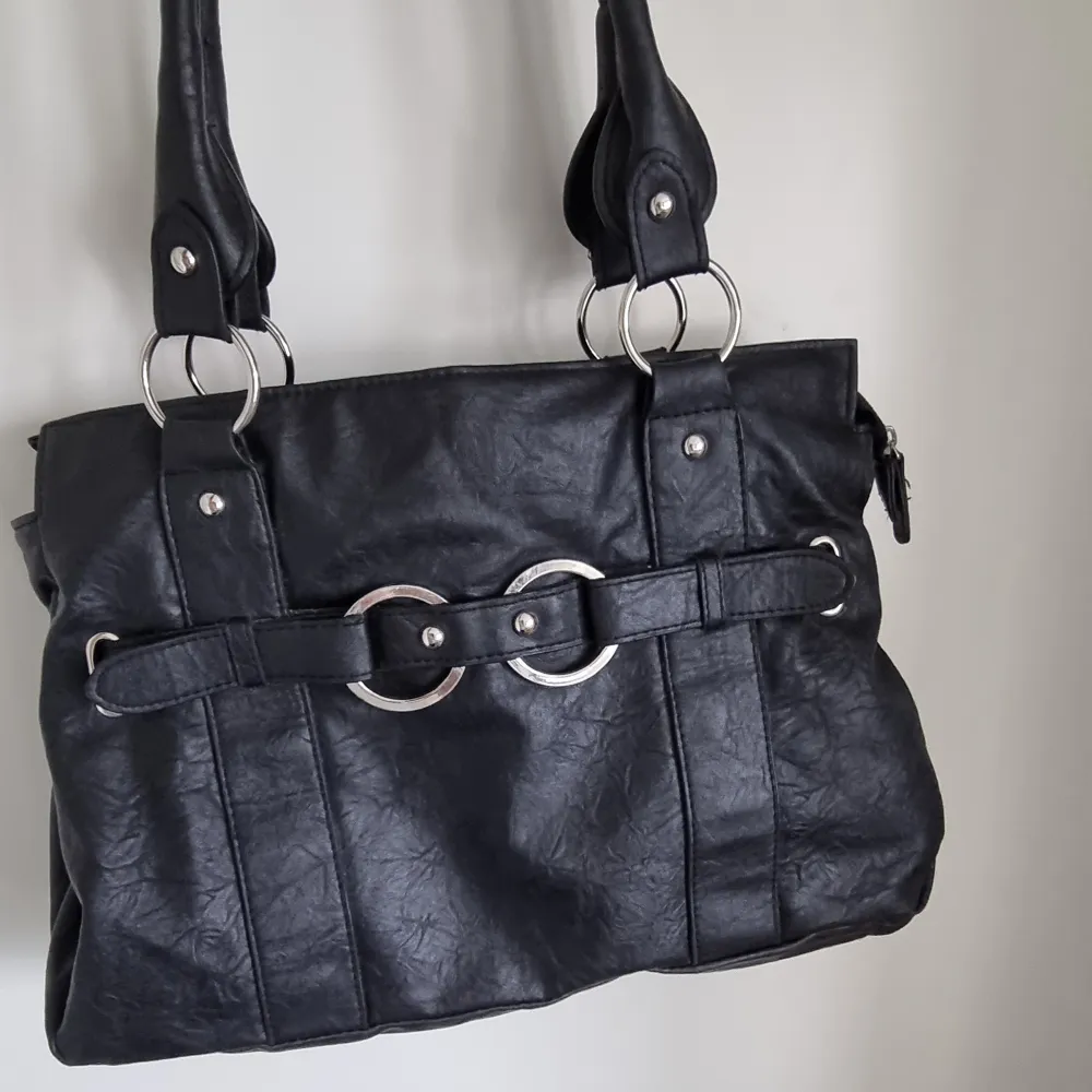 Perfekt svart vintage väska 🩶🖤 Får plats med mycket, många bra fack.. Väskor.