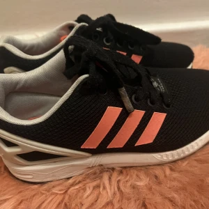 Adidas ZX flux torsion sneakers - Adidas skor med lite skada men syns inte så mycket. 