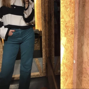 Havsgröna jeans - Blågröna jeans från Gina Tricot. Stl 38 och använda ett fåtal ggr💚💙org. pris runt 500kr. Perfekt längd för mig som är 170 cm men jeansen har ingen fåll nedtill som gör det lätt att göra kortare! Köparen står för frakt:)