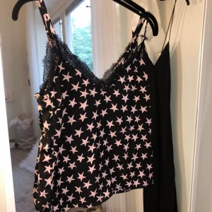 Linne  - Super fint linne från Love stories x hm! Använt ganska mycket men inga defekter! Har ej fler bilder ❤️ köptes för 400kr på Sellpy (både linne o shorts) men säljer endast toppen för 200kr! 