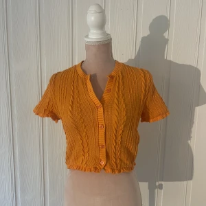 Kroppad topp - Kroppad topp från Zara Skick: använt fåtal gånger  Fler bilder? Skriv till mig så löser jag det!  Några frågor? Jag svarar så fort jag kan ❤️