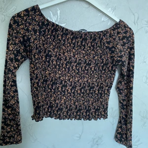 Tröja - Blommig tröja i storlek M. Gammal från gina men knappt använd. Passar för folk med S väldigt bra