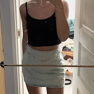 Jeanskjol zara - Jeanskjol från zara i strl S som blivit för stor för mig! Sitter så snyggt & figursytt när den passar ❤️ jag är 171 cm lång! Allt jag säljer är i nyskick 🤝