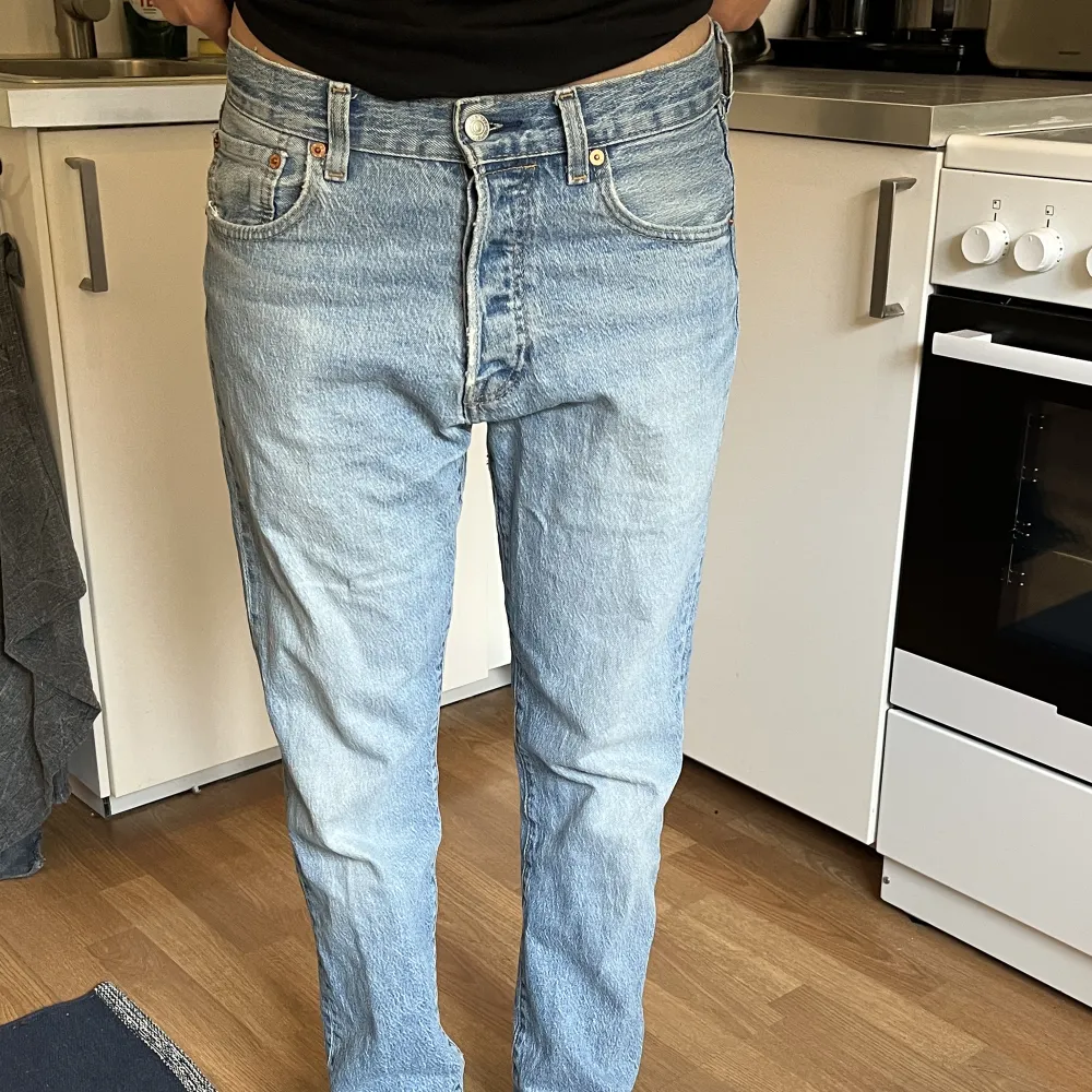 Ljusblåa 501s i strl 30/32  Jag är vanligtvis strl M och 165 cm lång. Jeans & Byxor.