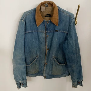 Jeansjacka Wrangler - En otrolig följeslagare. Även sedd på Jonathan Byers i stranger things. KÖP! aningen sliten.