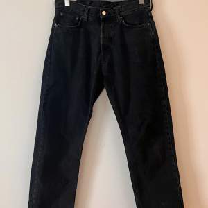 Svarta jeans i modell Space från Weekday i stl 30/30. Bra skick.