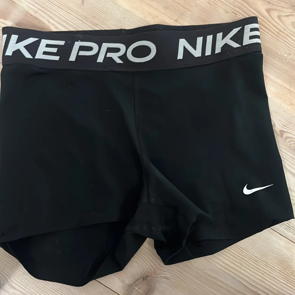 Säljer dessa Nike pro shorts helt ok skick . Shorts.