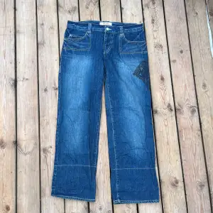 Fina jeans med baggy passform och en liten print på sidan  Midjemått 41cm Innerbens längd 74cm Ytterbenslängd 95cm