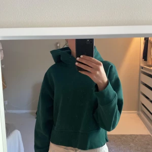 Zara hoodie💚 - Hoodie från Zara, fint skick. Säljer billigt för att jag rensar garderoben. Fråga jätte gärna om ni har frågor!💗🫶