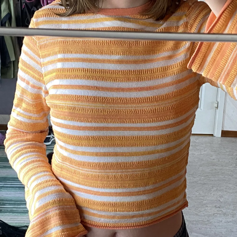 sÅ fin randig tröja från asos! gula, orangea och lite genomskinliga ränder :-) använd några få gånger bara, perfekt nu till sommaren med typ en jeanskjol💪. Toppar.