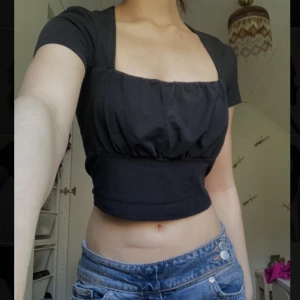 Svart topp - Svart crop-top! Jättebra skick! Jätteflattering fyrkantig neck-line<3 Säljer då den inte kommit till användning:/