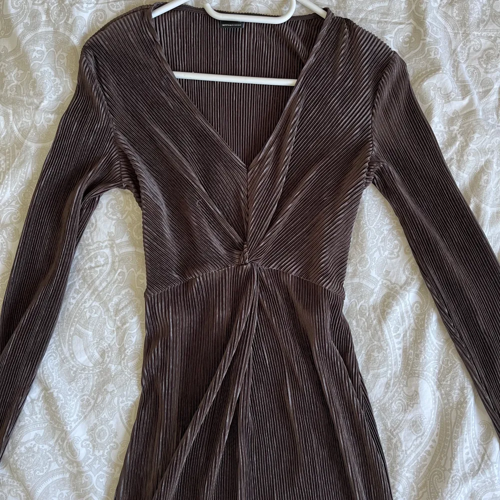 Jättefin brun klänning från Gina i storlek XS, passar även S kanske M beroende på. Aldrig använd, som ny. Går till lite över knäna på mig som är 169, skriv för mer bilder💕. Klänningar.