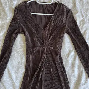 Jättefin brun klänning från Gina i storlek XS, passar även S kanske M beroende på. Aldrig använd, som ny. Går till lite över knäna på mig som är 169, skriv för mer bilder💕