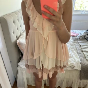 Klänning - Säljer denna drömmiga sommarklänning som tyvär rär för liten, köptes second hand💋💋