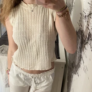 Vit topp - Super söt vit topp från imagio, dock har den något litet hål, men det går ju såklart att laga! 