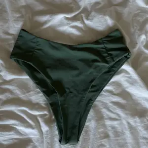 Helt oanvänd grön/ oliv färgad bikiniunderdel. Storlek S men passar mer som en M.