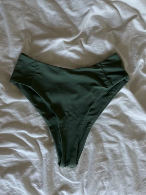 Bikiniunderdel - Helt oanvänd grön/ oliv färgad bikiniunderdel. Storlek S men passar mer som en M.