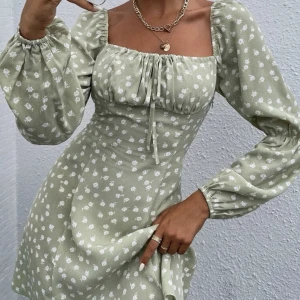 Mint grön klänning  - Säljer blommig grön klänning! Aldrig använd! Skriv privat för fler bilder eller frågor🥰 köparen står för frakten❤️