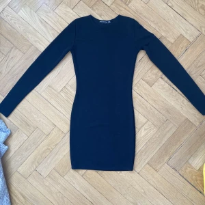 svart klänning - svart klänning från prettylittlething, storlek xs 
