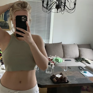 Croppat sagegrönt linne - Svalt croppat linne i sagegrön färg från NA-KD 🌺🌿