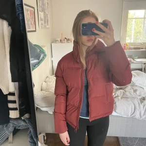 Söt Jacka - Super gosig jacka perfekt för kalla kvällar! Knappt använd💕