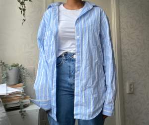 Blåvit oversized randig skjorta från H&M