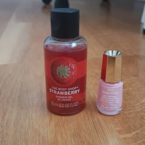 Ett kit  - Nagellack och shower gel från the body shop! Orginal pris nagellack: 115 shower gel: 134! Kontakta vid pris, intresse och frakt 👍💗