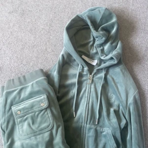 Juicy counture set  - Jätte snyggt juicy counture set i den populära färgen chinois green. Nästan aldrig använd så inprincip som ny.   Slutsåld på hemsidan. Köpt för 2300kr. Tröjan är i M men skulle själv säga den passar som S. Jag står ej för frakten. (Andra bild lånad). 💗