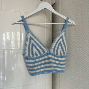 Topp - Stickad topp från Stradivarius, köpt förra sommaren men endast använd en gång. Lite liten i storlek, passar mer som en S skulle jag säga 💙