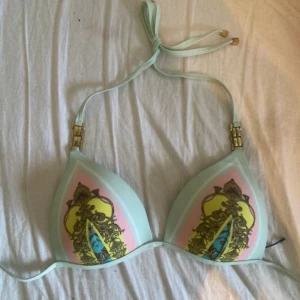 bikini överdel - köpt från sellpy, jag har själv aldrig använt den. defekt på bild 2. från river island. 💕