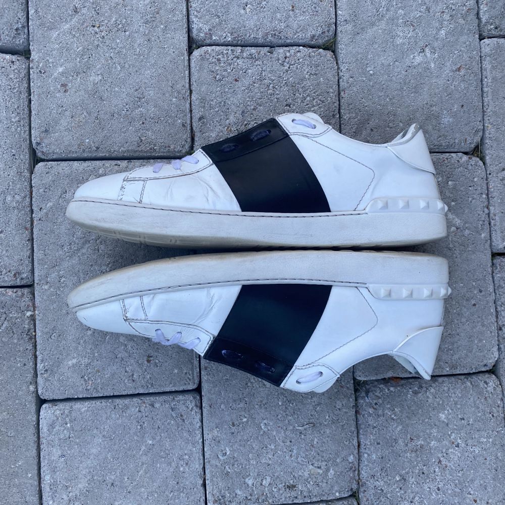 Valentino open svart stripe i storlek 44. Box och dustbags medföljer. Bud från 2200kr. Skriv om ni har frågor. Skor.