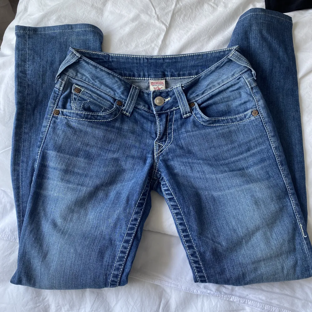 Jeans från true religion i storlek 27! Säljs då jag har flera par 😊. Jeans & Byxor.