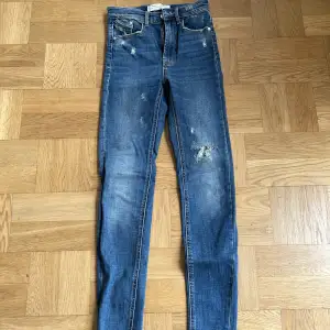 Säljer dessa mörkblåa skinny jeans från stradivarius. Storlek 32. Byxorna är använda men säljs pga att dom blivit för små. Byxorna är i super skick. Frakt tillkommer för köparen! Ingen ångerrätt, köpt är köpt!!