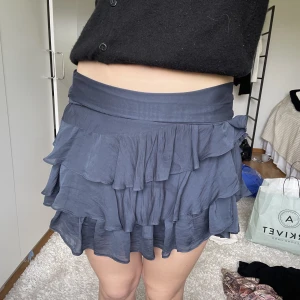 Volang kjol - sneskurren marinblå kjol!!! Jätte fint skick💙