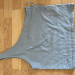Ljusblått linne med en ärm! Super snygg sommar topp. Använd men väldigt bra skick!