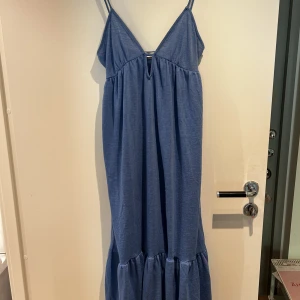 Klänning  - Jätteskön klänning som passar perfekt när man ska till stranden. Jag är 160 och den går ner till mitten av mina vader ungefär. Skriv om du har fler frågor!❤️