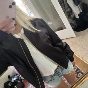 Bomberjacka - Perfekta bomberjackan i svart 🖤🖤