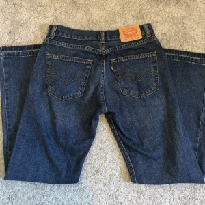 Lågmisjade Levis jeans - Säljer dessa snygga, lågmidjade, mörka denim jeans då de tyvärr är lite förstora på mig, köpta på Plick men då aldrig andvänt.