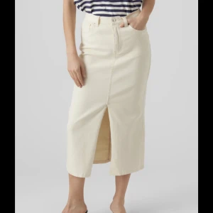 Cremevit maxikjol🤍 - Så snygg cremevit maxijeanskjol, stretchig och sitter bra. Inga defekter och knappt använd 💓