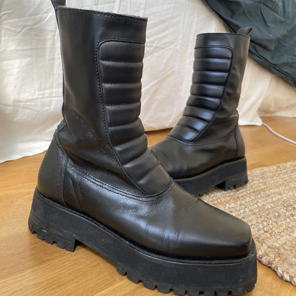 Svarta äkta läder boots använda kanske 2 gånger från & other stories. . Skor.
