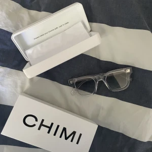 Chimi solglasögon  - Säljer mina chimi glasögon i färgen Clear. Perfekta om man själv inte tycker man passar i solgalsögon. Som nya ❤️