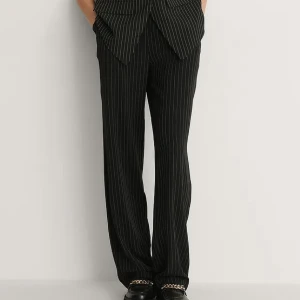 Randiga kostymbyxor  - Säljer ett par randiga byxor från nakd! Väldigt fint skick!!! Skriv för fler frågor eller bilder🤍