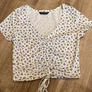 Blommig top - Fint skick i strl XS